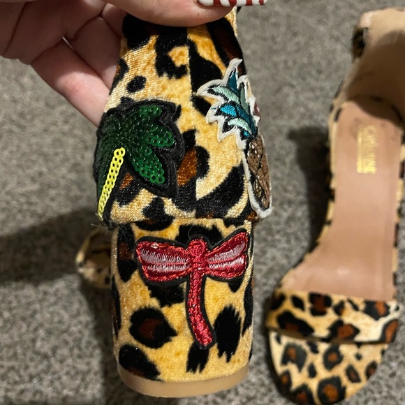 Cheetah shirt heel wedges! Cute uniquely designed pattern on backs 👠 - Picture 2 of 4